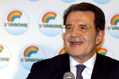 Romano Prodi sonríe mientras anuncia la victoria de la coalición de izquierdas en los comicios regionales.