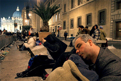Miles de personas han pasado la noche en la calle a la espera de entrar en la Basílica de San Pedro.