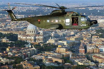 Un helicóptero de las Fuerzas de Seguridad italianas sobrevuela la Basílica de San Pedro del Vaticano.