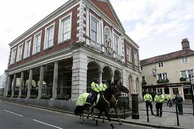 La policía vigila el  Guildhall , donde tendrá lugar hoy el enlace entre Carlos de Inglaterra y Camilla Parker.