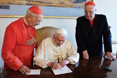 Benedicto XVI, junto a Angelo Sodano (derecha) y el español Eduardo Martínez Somalo, ayer en el Vaticano.