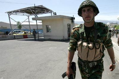 Uno de los últimos soldados sirios destinados en Líbano atraviesa el puesto fronterizo de Masnaa.