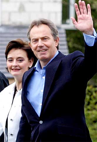 Tony Blair ha acudido a votar acompañado de su mujer en la localidad de Sedgefield.