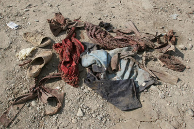 Restos de ropa correspondiente a los cadáveres encontrados hoy cerca de Bagdad.