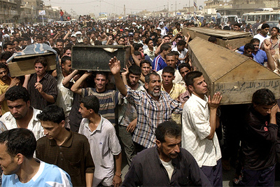 Cientos de chiíes asisten en Bagdad al funeral de siete miembros de una familia chií, asesinados en Al Yusufiya.
