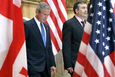 George W. Bush, junto a Mijail Saakashvili, después de su reunión en Tbilisi.