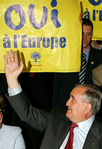 El primer ministro francés, Jean Pierre Raffarin, durante un acto a favor de la Constitución europea en Burdeos.