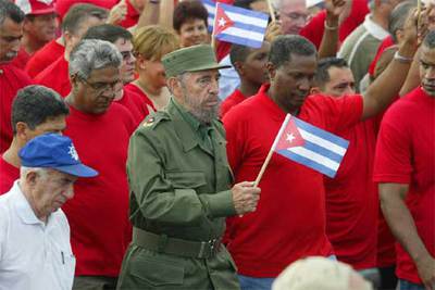 Fidel Castro lidera la 'marcha conta el terrorismo' en La Habana.