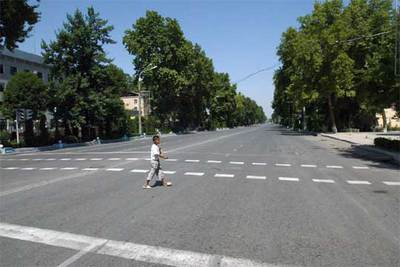 El Gobierno ha cerrado las escuelas y ha limpiado las calles, hoy vacías, para la visita de periodistas.