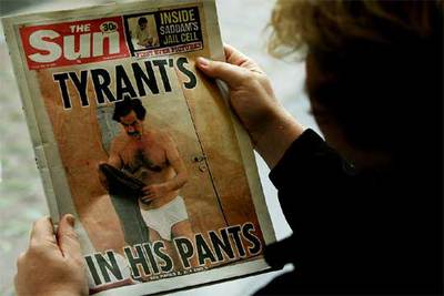 El tabloide británico 'The Sun' muestra al ex dictador en ropa interior en su celda.