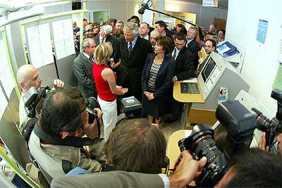 Villepin, durante su primer acto oficial como jefe del Gobierno francés: una visita a una agencia de empleo.