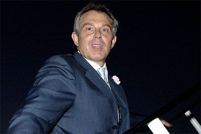 El primer ministro británico, Tony Blair, toma un avión en el aeropuerto de Heathrow en Londres rumbo a Washington.
