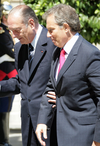 Jacques Chirac recibe a Tony Blair a su llegada al Palacio del Elíseo.
