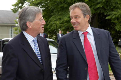 Jean Claude Juncker y Tony Blair al comienzo de su encuentro de hoy en Luxemburgo.