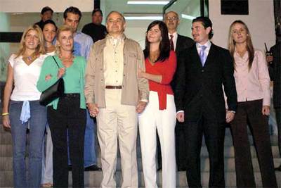 Raúl Salinas posa con su familia tras abandonar la cárcel.