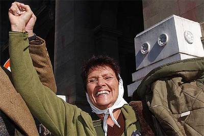 Taty Almeyda, de las Madres de la Plaza de Mayo, estalla de alegría al conocer la noticia a las puertas de la Corte.