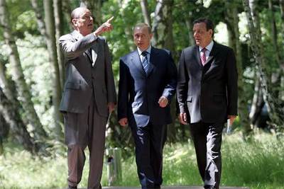 Vladimir Putin (centro), Jacques Chirac (izqda.) y Gerhard Schröder, durante su encuentro en Kaliningrado.