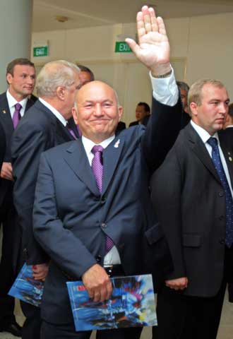 El alcalde de Moscú,Yuri Luzhkov, saluda a su llegada a la sesión del Comité Olímpico Internacional.