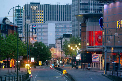 Una calle del centro de Birmingham, desierta, poco antes del amanecer.