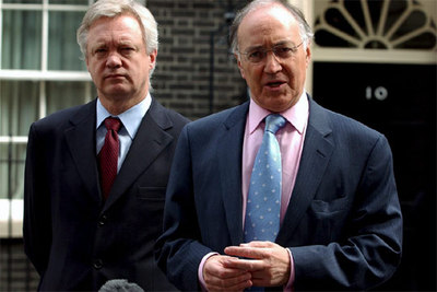 Howard y su ministro del Interior  en la sombra , David Davies, a la salida de la reunión con Blair.