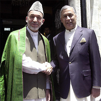 El presidente afgano, Hamid Karzai, saluda al primer ministro de Pakistán, Shaukat Aziz, en Kabul.