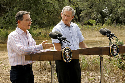 Bush, durante la rueda de prensa conjunta con el presidente de Colombia, Álvaro Uribe, hoy en su rancho de Tejas.