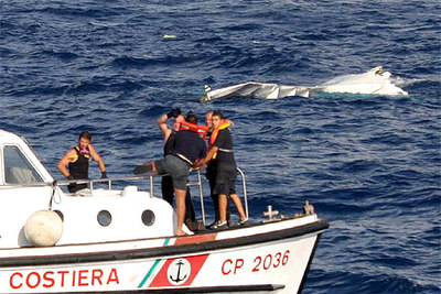 Una patrullera de la Guardia Costera, durante la operación de rescate de los ocupantes del avión en aguas de Sicilia.