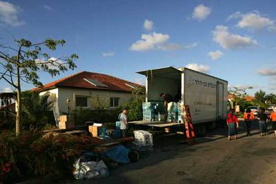 Unos colonos judíos cargan sus pertenencias en un camión de mudanzas en el asentamiento de Gush Katif.