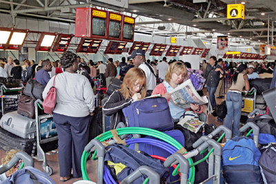 Pasajeros esperan para poder coger su vuelo en el aeropuerto de Heathrow.
