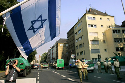 Una bandera israelí flanquea el cordón policial frente a la sinagoga de Colonia, poco antes de la visita del Papa.