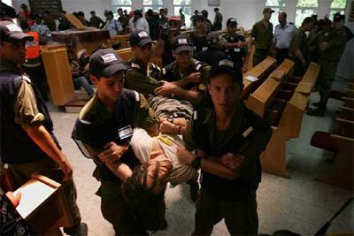 Las fuerzas de seguridad israelíes evacúan a los colonos rebeldes de la sinagoga del asentamiento de Gadid.