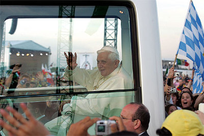 El Papa Benedicto XVI recorre en el  papamóvil  la explanada de Marienfeld, entre los saludos de los jóvenes.