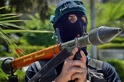 Un militante enmascarado del brazo armado de Hamás hace guardia en una plaza de Gaza.