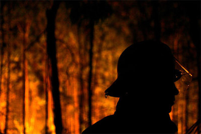 Un bombero trabaja en la extinción del incendio de Viana do Castelo, en el norte de Portugal