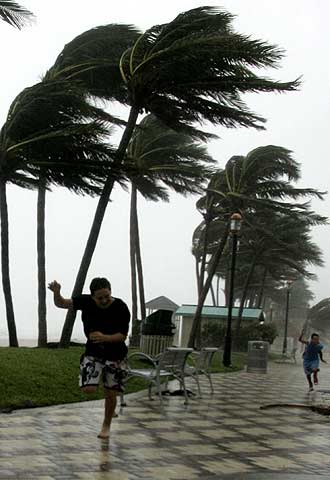 Un hombre corre en medio de la tormenta en Deerfield Beach, Florida.