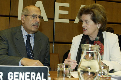 El director general del OIEA junto a la presidenta del consejo de gobernadores, Ingrid Holl, hoy en Viena.