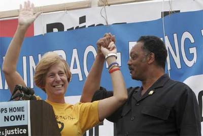 Cindy Sheehan, la  madre coraje  de América, junto al reverendo Jesse Jackson, durante la marcha contra la guerra de Irak.