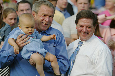George W. Bush y Tom DeLay, fotografiados durante un acto de su partido en la Casa Blanca el pasado 18 de junio.