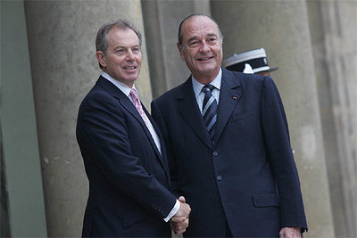 Blair y Chirac se saludan a la entrada del Palacio del Elíseo.