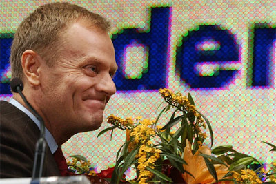 Donald Tusk se dirige a sus simpatizantes tras conocer los sondeos que le atribuyen la victoria en las presidenciales polacas.