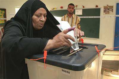 Una mujer introduce su voto en un colegio de Bagdad.