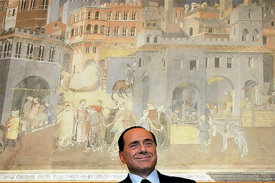 El primer ministro italiano, Silvio Berlusconi, sonríe en su residencia privada en Roma antes de la rueda de prensa.
