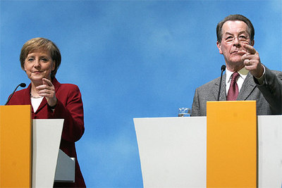 La líder de la CDU, Angela Merkel, y el del SPD, Franz Müntefering, contestan a los medios esta tarde en Berlín.