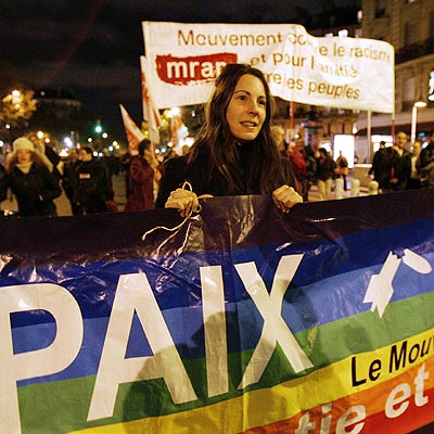 Una estudiante ayer, en París, durante una manifestación contra la Ley que permite prorrogar el estado de emergencia durante tres meses más.
