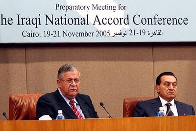 El presidente Egipcio Hosni Mubarak, a la derecha, junto a su homólogo Iraquí, Jalal Talabani, durante la apertura de la cumbre.