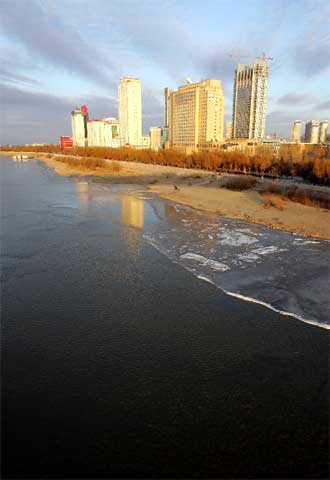 La gran mancha tóxica prosigue su marcha río abajo hacia la frontera con Rusia.