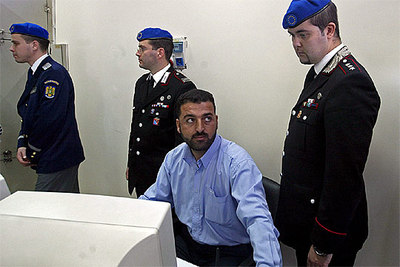 Miembros de la misión de supervisión de la UE observan a un oficial de frontera palestino del cruce fronterizo de Rafah.