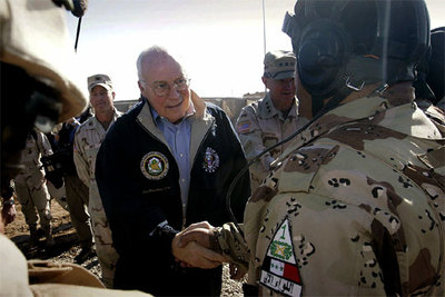 El vicepresidente estadounidense saluda a un destacamento de tropas iraquíes en Bagdad.
