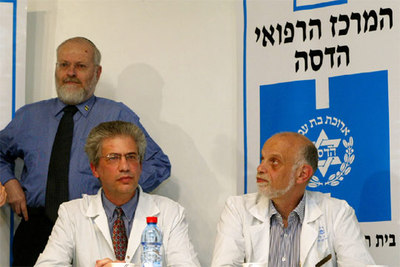 Los médicos que atienden a Ariel Sharon atienden las preguntas de la prensa.