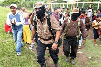 Marcos, el pasado agosto, tras su reaparición para hablar de los partidos políticos que participan en la campaña presidencial mexicana de 2006.